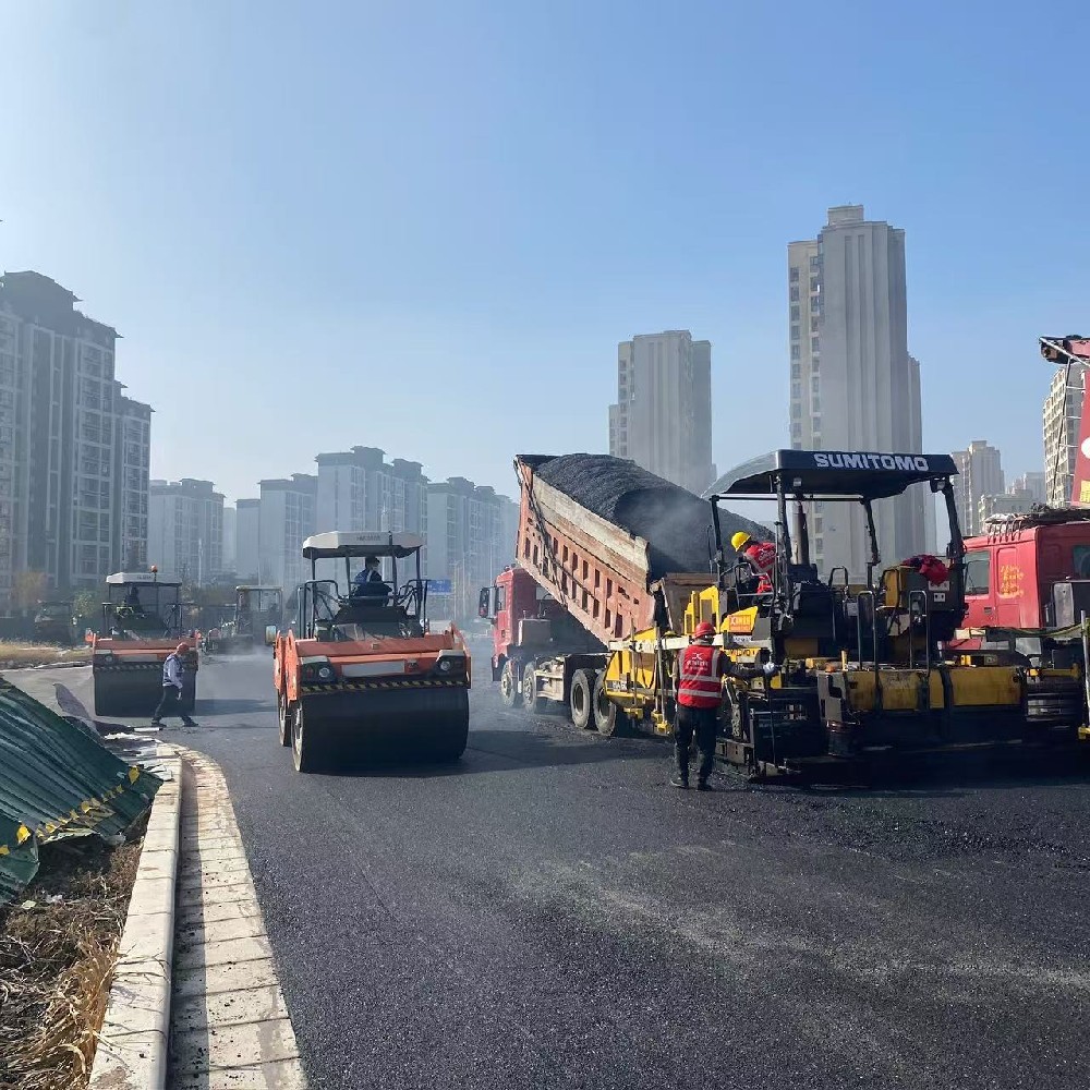 鄭州瀝青路面施工：安全為本，筑牢道路建設(shè)防線