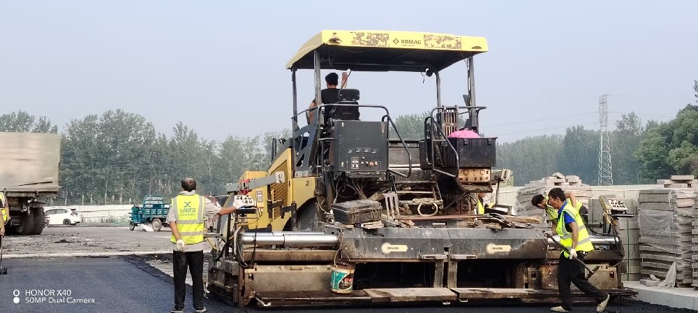 鄭州瀝青路面施工廠家給新手司機(jī)的小提醒：好路面，更護(hù)車