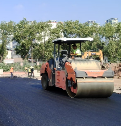 踐行綠色理念，打造環(huán)保型瀝青路面施工典范