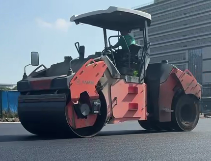 鄭州瀝青路面施工廠家三代人的攤鋪機(jī)，碾過(guò)時(shí)光的路